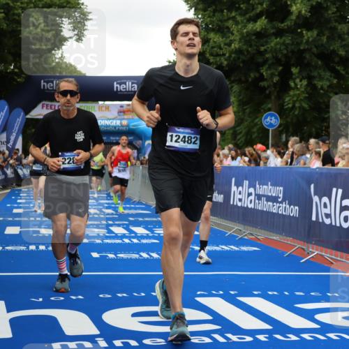 29.06.2025 - hella hamburg halbmarathon Strokosch-Dieckow http://msf.ph/oto/8501904 29.06.2025 10:52:43 Ziel 1657, 2287, 2346, 2444, 2670, 2814, 2910, 3952, 3999, 5077, 5116, 5169, 5194, 7475, 8172, 9065, 9163, 9869, 10115, 10811, 11217, 11459, 11689, 11992, 12450, 12482, 13051, 14122, 14198, 14286, 14805, 16467, 17198, 18331, 19244 meine-sportfotos.de