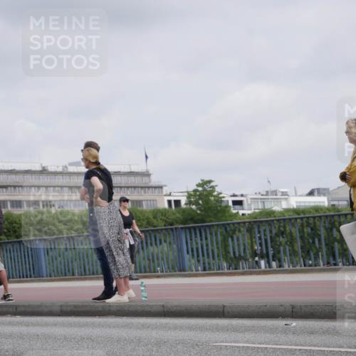 29.06.2025 - hella hamburg halbmarathon Luisa Fischer http://msf.ph/oto/8501912 29.06.2025 10:09:27 Kennedybrücke 1936, 4542, 5431, 8744, 10214 meine-sportfotos.de