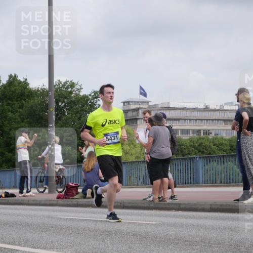 29.06.2025 - hella hamburg halbmarathon Luisa Fischer http://msf.ph/oto/8501920 29.06.2025 10:09:28 Kennedybrücke 74, 5431, 1766, 1936, 5431, 8744, 10214 meine-sportfotos.de
