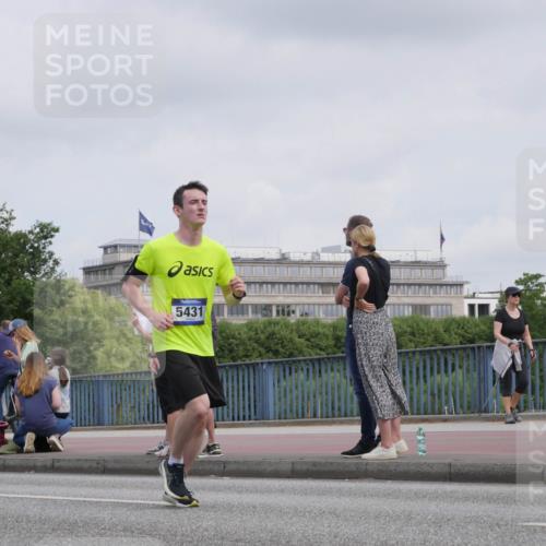 29.06.2025 - hella hamburg halbmarathon Luisa Fischer http://msf.ph/oto/8501924 29.06.2025 10:09:28 Kennedybrücke 5431, 1766, 1936, 5431, 8744, 10214 meine-sportfotos.de