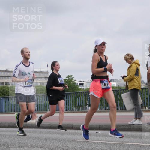 29.06.2025 - hella hamburg halbmarathon Luisa Fischer http://msf.ph/oto/8501957 29.06.2025 10:09:36 Kennedybrücke 1857, 1766, 8051, 157, 1766, 1936, 1981, 4666, 8051, 10736, 10886 meine-sportfotos.de