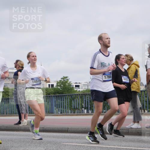 29.06.2025 - hella hamburg halbmarathon Luisa Fischer http://msf.ph/oto/8501963 29.06.2025 10:09:37 Kennedybrücke 18577, 18575, 25, 196, 1766, 8051, 1766, 1936, 1981, 4666, 8051, 10736, 10886 meine-sportfotos.de