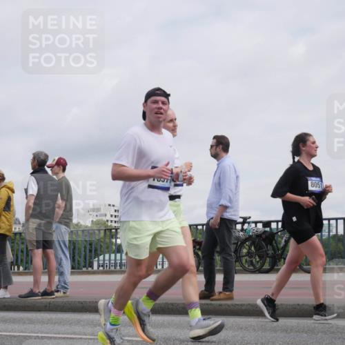 29.06.2025 - hella hamburg halbmarathon Luisa Fischer http://msf.ph/oto/8501973 29.06.2025 10:09:39 Kennedybrücke 8051, 1766, 1981, 4550, 4666, 5951, 8051, 8960, 10736, 10886 meine-sportfotos.de