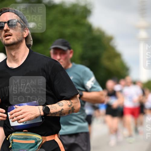 29.06.2025 - hella hamburg halbmarathon Dr. Thomas Lammeyer http://msf.ph/oto/8502017 29.06.2025 10:25:23 Kennedybrücke 1028, 1266, 1658, 2325, 2383, 2635, 2956, 2986, 3161, 3247, 3434, 3813, 4082, 4350, 5041, 5373, 5625, 5767, 6275, 6308, 7018, 7553, 7608, 7781, 8726, 8844, 9100, 9108, 9501, 9624, 10050, 10602 meine-sportfotos.de
