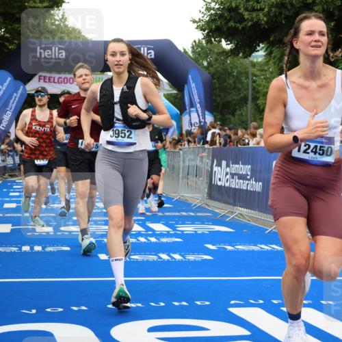 29.06.2025 - hella hamburg halbmarathon Strokosch-Dieckow http://msf.ph/oto/8502020 29.06.2025 10:52:38 Ziel 2287, 2346, 2670, 3952, 3999, 5116, 5194, 6561, 6562, 7475, 9739, 9869, 10115, 11459, 11689, 12450, 12482, 13051, 13301, 14122, 14805, 15001, 16467, 18331, 18982, 19244 meine-sportfotos.de