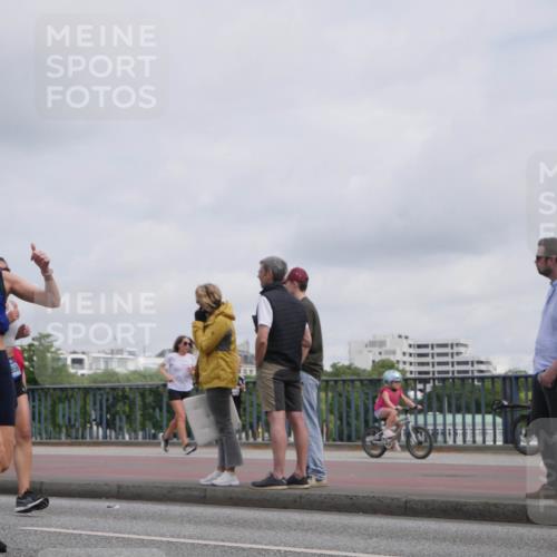 29.06.2025 - hella hamburg halbmarathon Luisa Fischer http://msf.ph/oto/8502024 29.06.2025 10:09:47 Kennedybrücke 17059, 4550, 5951, 6572, 8960, 10297, 10736, 10886 meine-sportfotos.de