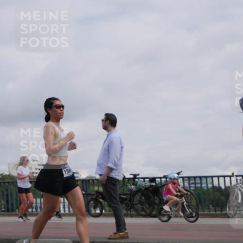 29.06.2025 - hella hamburg halbmarathon Luisa Fischer http://msf.ph/oto/8502030 29.06.2025 10:09:48 Kennedybrücke 15377, 158, 1245, 4550, 5951, 6572, 8960, 10297, 10736 meine-sportfotos.de