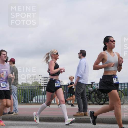 29.06.2025 - hella hamburg halbmarathon Luisa Fischer http://msf.ph/oto/8502037 29.06.2025 10:09:49 Kennedybrücke 4550, 1537, 158, 1245, 4550, 5951, 6572, 8960, 10297 meine-sportfotos.de