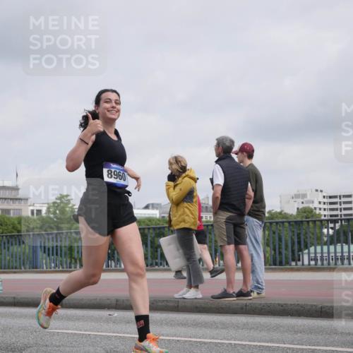 29.06.2025 - hella hamburg halbmarathon Luisa Fischer http://msf.ph/oto/8502041 29.06.2025 10:09:50 Kennedybrücke 8960, 1245, 4550, 5951, 6572, 8960, 10297 meine-sportfotos.de