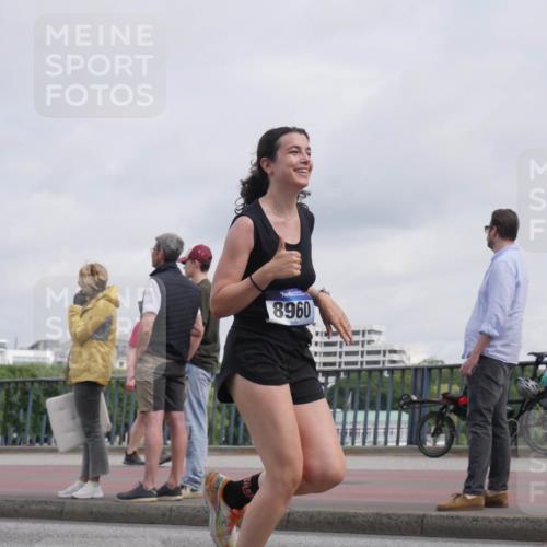 29.06.2025 - hella hamburg halbmarathon Luisa Fischer http://msf.ph/oto/8502045 29.06.2025 10:09:50 Kennedybrücke 8960, 1245, 4550, 5951, 6572, 8960, 10297 meine-sportfotos.de