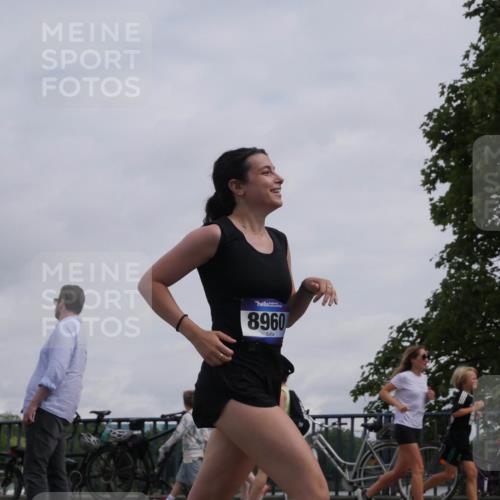 29.06.2025 - hella hamburg halbmarathon Luisa Fischer http://msf.ph/oto/8502049 29.06.2025 10:09:51 Kennedybrücke 8960, 1245, 4550, 5951, 6572, 8960, 9560, 10297 meine-sportfotos.de
