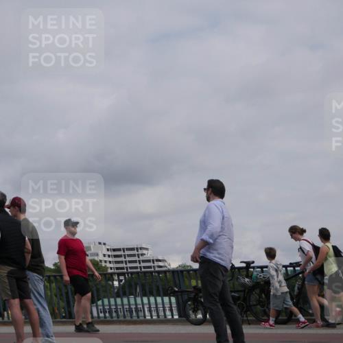 29.06.2025 - hella hamburg halbmarathon Luisa Fischer http://msf.ph/oto/8502052 29.06.2025 10:09:51 Kennedybrücke 1245, 4550, 5951, 6572, 8960, 9560, 10297 meine-sportfotos.de