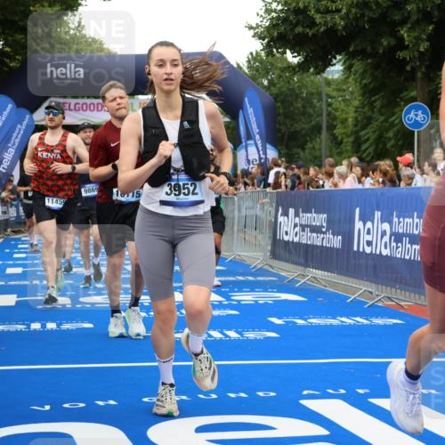 29.06.2025 - hella hamburg halbmarathon Strokosch-Dieckow http://msf.ph/oto/8502057 29.06.2025 10:52:38 Ziel 2287, 2346, 2670, 3952, 3999, 5116, 5194, 6561, 6562, 7475, 9739, 9869, 10115, 11459, 11689, 12450, 12482, 13051, 13301, 14122, 14805, 15001, 16467, 18331, 18982, 19244 meine-sportfotos.de