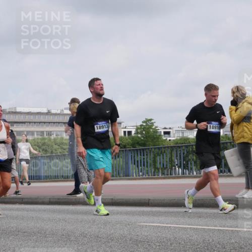 29.06.2025 - hella hamburg halbmarathon Luisa Fischer http://msf.ph/oto/8502063 29.06.2025 10:09:55 Kennedybrücke 1245, 18913, 18910, 1245, 6314, 6572, 6664, 9560, 10212, 10297 meine-sportfotos.de