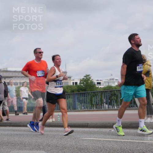 29.06.2025 - hella hamburg halbmarathon Luisa Fischer http://msf.ph/oto/8502072 29.06.2025 10:09:56 Kennedybrücke 5572, 10297, 1245, 1891, 1245, 6314, 6572, 6664, 9560, 10212, 10297 meine-sportfotos.de