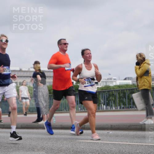 29.06.2025 - hella hamburg halbmarathon Luisa Fischer http://msf.ph/oto/8502074 29.06.2025 10:09:56 Kennedybrücke 5572, 245, 1245, 6314, 6572, 6664, 9560, 10212, 10297 meine-sportfotos.de