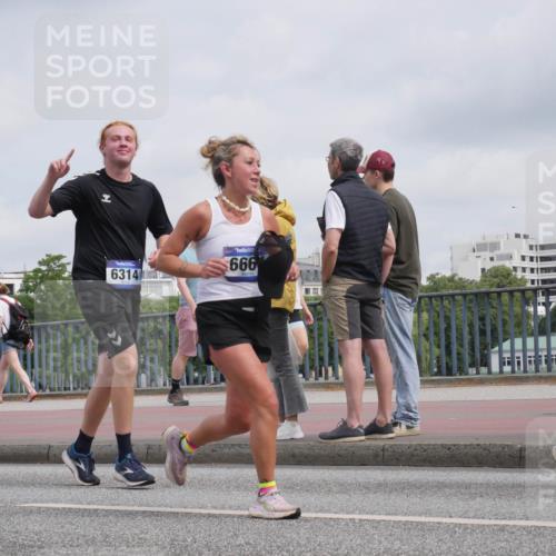 29.06.2025 - hella hamburg halbmarathon Luisa Fischer http://msf.ph/oto/8502098 29.06.2025 10:10:01 Kennedybrücke 6314, 666, 1245, 6314, 6664, 9560, 10212 meine-sportfotos.de
