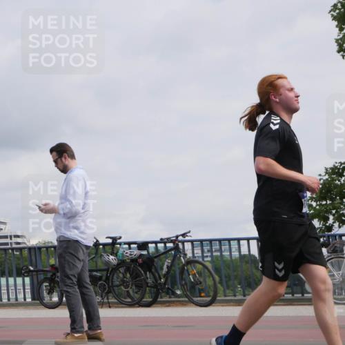 29.06.2025 - hella hamburg halbmarathon Luisa Fischer http://msf.ph/oto/8502112 29.06.2025 10:10:03 Kennedybrücke 6314, 6664, 9560, 10212 meine-sportfotos.de