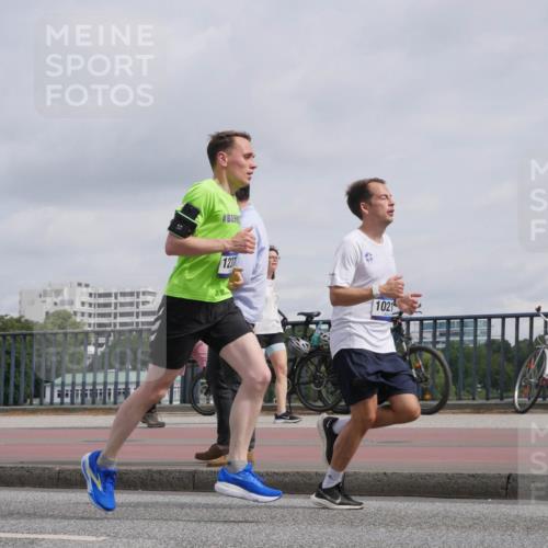 29.06.2025 - hella hamburg halbmarathon Luisa Fischer http://msf.ph/oto/8502122 29.06.2025 10:10:05 Kennedybrücke 1237, 1021, 4502, 6314, 6664, 10212 meine-sportfotos.de
