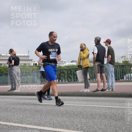 29.06.2025 - hella hamburg halbmarathon Luisa Fischer http://msf.ph/oto/8502159 29.06.2025 10:10:14 Kennedybrücke 18381, 4502, 5287, 5807, 10703 meine-sportfotos.de