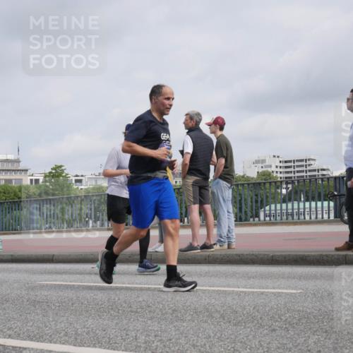 29.06.2025 - hella hamburg halbmarathon Luisa Fischer http://msf.ph/oto/8502163 29.06.2025 10:10:14 Kennedybrücke 4502, 5287, 5807, 10703 meine-sportfotos.de
