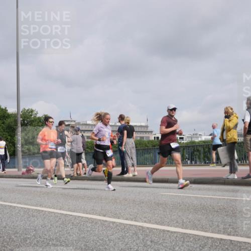 29.06.2025 - hella hamburg halbmarathon Luisa Fischer http://msf.ph/oto/8502188 29.06.2025 10:10:23 Kennedybrücke 1669, 5845, 5287, 5807, 5845, 5926, 6517, 7503, 10283, 10703 meine-sportfotos.de