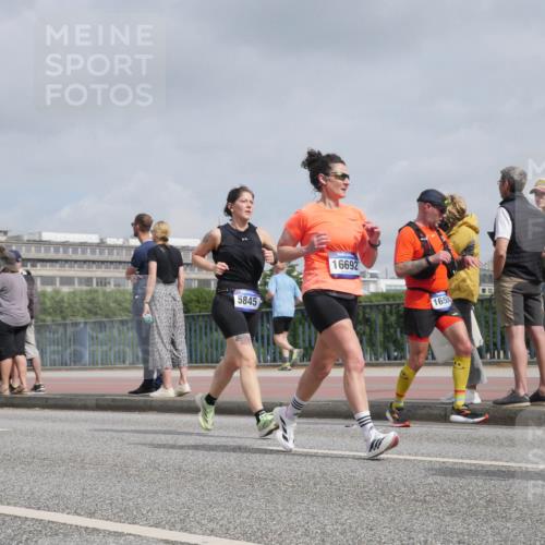 29.06.2025 - hella hamburg halbmarathon Luisa Fischer http://msf.ph/oto/8502199 29.06.2025 10:10:25 Kennedybrücke 5845, 16692, 165, 5845, 5926, 6517, 7503, 10283, 10700, 10703 meine-sportfotos.de