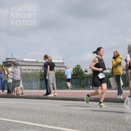 29.06.2025 - hella hamburg halbmarathon Luisa Fischer http://msf.ph/oto/8502203 29.06.2025 10:10:25 Kennedybrücke 5845, 165, 5845, 5926, 6517, 7503, 10283, 10700, 10703 meine-sportfotos.de