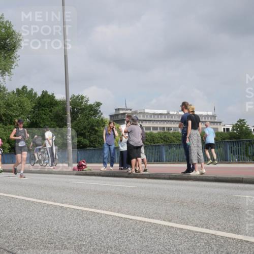 29.06.2025 - hella hamburg halbmarathon Luisa Fischer http://msf.ph/oto/8502207 29.06.2025 10:10:26 Kennedybrücke 10283, 5845, 5926, 6517, 7503, 8585, 10283, 10700, 10703 meine-sportfotos.de