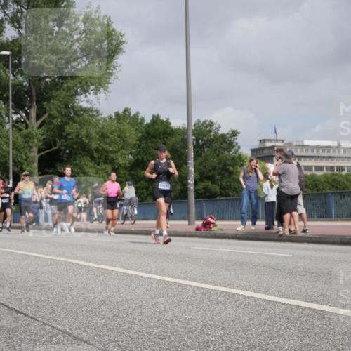 29.06.2025 - hella hamburg halbmarathon Luisa Fischer http://msf.ph/oto/8502214 29.06.2025 10:10:26 Kennedybrücke 10283, 5845, 5926, 6517, 7503, 8585, 10283, 10700, 10703 meine-sportfotos.de