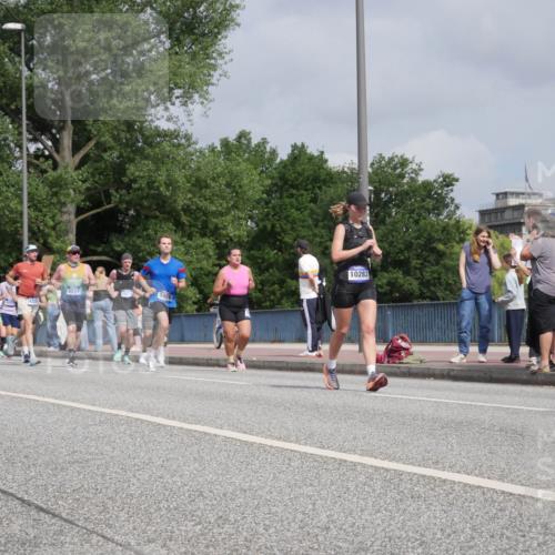 29.06.2025 - hella hamburg halbmarathon Luisa Fischer http://msf.ph/oto/8502217 29.06.2025 10:10:27 Kennedybrücke 6517, 5926, 10283, 4262, 5845, 5926, 6517, 6833, 7503, 8585, 10283, 10700 meine-sportfotos.de