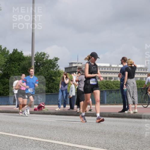 29.06.2025 - hella hamburg halbmarathon Luisa Fischer http://msf.ph/oto/8502228 29.06.2025 10:10:28 Kennedybrücke 17, 18325, 5926, 10283, 4262, 5845, 5926, 6517, 6833, 7503, 8585, 10283, 10700 meine-sportfotos.de