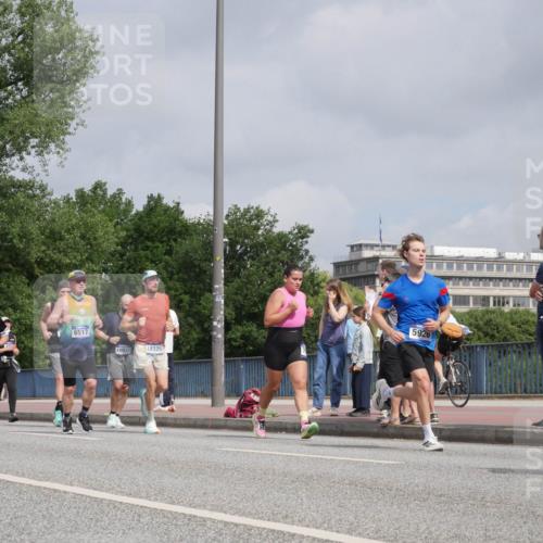 29.06.2025 - hella hamburg halbmarathon Luisa Fischer http://msf.ph/oto/8502236 29.06.2025 10:10:29 Kennedybrücke 10700, 6833, 12550, 6517, 16933, 18325, 5926, 1993, 4262, 5926, 6517, 6518, 6833, 7503, 8585, 10283, 10700 meine-sportfotos.de