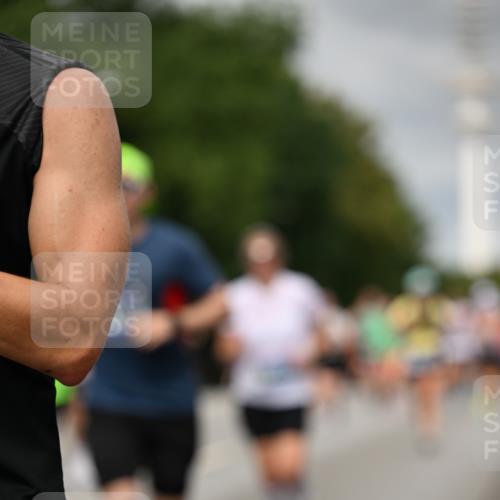 29.06.2025 - hella hamburg halbmarathon Dr. Thomas Lammeyer http://msf.ph/oto/8502281 29.06.2025 10:25:31 Kennedybrücke 1028, 1266, 1658, 2271, 2383, 2635, 2956, 3122, 3247, 3434, 3817, 4350, 4786, 5041, 5061, 5373, 5395, 5767, 5957, 6086, 7018, 7228, 7522, 7553, 7781, 8095, 8726, 8844, 9100, 9108, 9501, 9624, 10050, 10874 meine-sportfotos.de