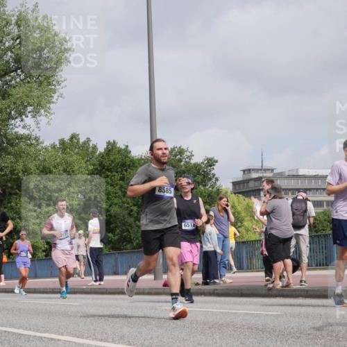 29.06.2025 - hella hamburg halbmarathon Luisa Fischer http://msf.ph/oto/8502282 29.06.2025 10:10:36 Kennedybrücke 42, 8585, 6518, 6833, 1993, 4262, 5242, 6517, 6518, 6707, 6713, 6715, 6833, 7503, 8585, 9967, 10700 meine-sportfotos.de