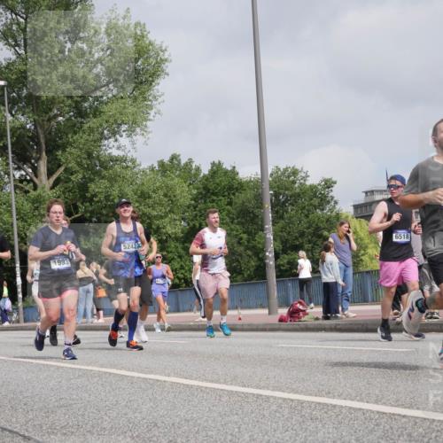 29.06.2025 - hella hamburg halbmarathon Luisa Fischer http://msf.ph/oto/8502287 29.06.2025 10:10:37 Kennedybrücke 6715, 1993, 5242, 41758, 6518, 585, 1993, 4262, 5242, 6196, 6518, 6707, 6713, 6715, 6833, 8585, 9967, 10700 meine-sportfotos.de