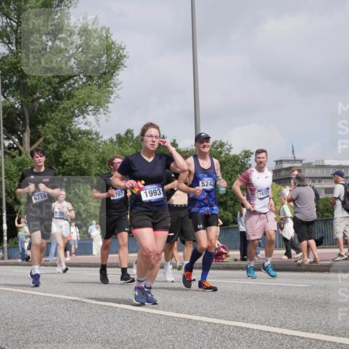29.06.2025 - hella hamburg halbmarathon Luisa Fischer http://msf.ph/oto/8502299 29.06.2025 10:10:38 Kennedybrücke 6715, 707, 1993, 5242, 18721, 1993, 4262, 5242, 6196, 6518, 6707, 6713, 6715, 6833, 8585, 9967, 10700 meine-sportfotos.de