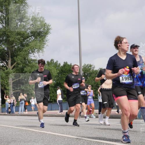 29.06.2025 - hella hamburg halbmarathon Luisa Fischer http://msf.ph/oto/8502303 29.06.2025 10:10:39 Kennedybrücke 671, 6707, 9967, 11758, 1993, 1, 18721, 1893, 1993, 3929, 4262, 5242, 6196, 6518, 6707, 6713, 6715, 6833, 8585, 9967 meine-sportfotos.de
