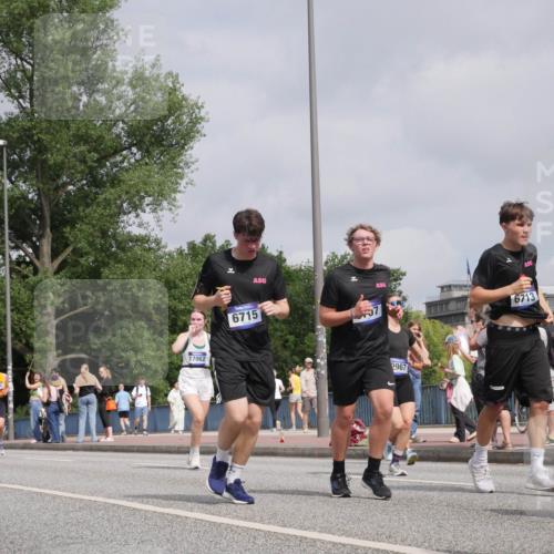 29.06.2025 - hella hamburg halbmarathon Luisa Fischer http://msf.ph/oto/8502308 29.06.2025 10:10:39 Kennedybrücke 961, 17062, 6715, 97, 967, 6713, 1893, 1993, 3929, 4262, 5242, 6196, 6518, 6707, 6713, 6715, 6833, 8585, 9967 meine-sportfotos.de