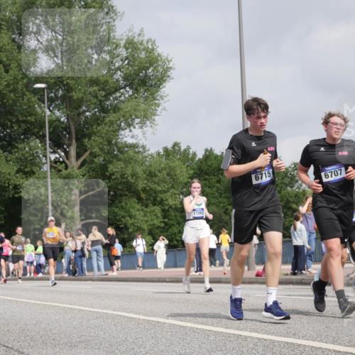 29.06.2025 - hella hamburg halbmarathon Luisa Fischer http://msf.ph/oto/8502312 29.06.2025 10:10:40 Kennedybrücke 17062, 6715, 6707, 1893, 1993, 2136, 3929, 4262, 5242, 6196, 6518, 6707, 6713, 6715, 6833, 7760, 9967 meine-sportfotos.de