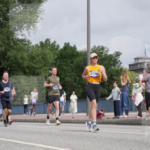 29.06.2025 - hella hamburg halbmarathon Luisa Fischer http://msf.ph/oto/8502352 29.06.2025 10:10:44 Kennedybrücke 11641, 7760, 1893, 3929, 6196, 1893, 2136, 3929, 5899, 6196, 6715, 7760, 9967 meine-sportfotos.de
