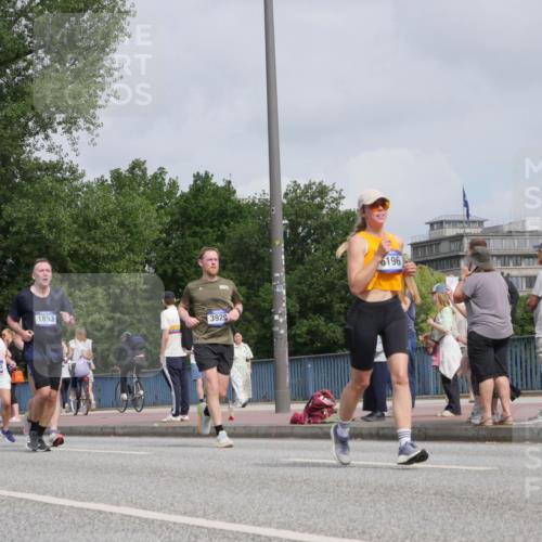 29.06.2025 - hella hamburg halbmarathon Luisa Fischer http://msf.ph/oto/8502356 29.06.2025 10:10:45 Kennedybrücke 11641, 7760, 1893, 3929, 196, 1893, 2136, 3929, 5899, 6196, 7760, 9967 meine-sportfotos.de