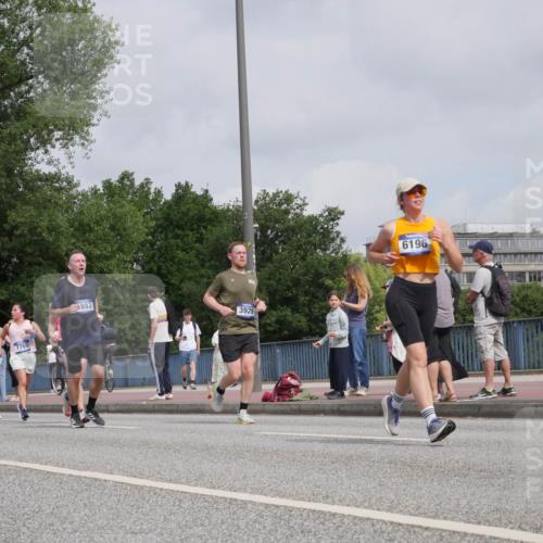 29.06.2025 - hella hamburg halbmarathon Luisa Fischer http://msf.ph/oto/8502362 29.06.2025 10:10:45 Kennedybrücke 11641, 7760, 1893, 3929, 6196, 1893, 2136, 3929, 5899, 6196, 7760, 9967 meine-sportfotos.de