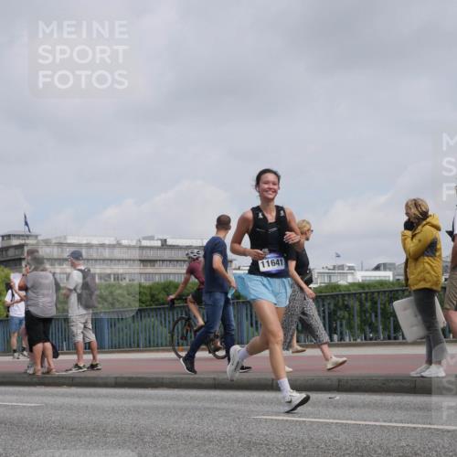 29.06.2025 - hella hamburg halbmarathon Luisa Fischer http://msf.ph/oto/8502412 29.06.2025 10:10:51 Kennedybrücke 899, 11641, 1173, 1893, 2032, 2136, 3328, 3929, 5899, 7476, 7760, 9338 meine-sportfotos.de