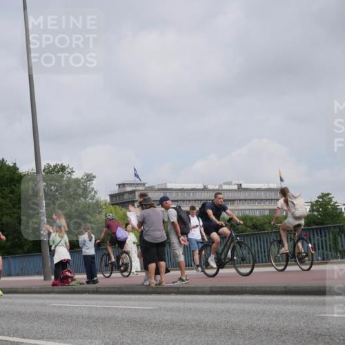 29.06.2025 - hella hamburg halbmarathon Luisa Fischer http://msf.ph/oto/8502426 29.06.2025 10:10:53 Kennedybrücke 14631, 3328, 1173, 2032, 2136, 3328, 5899, 7476, 7760, 9338 meine-sportfotos.de