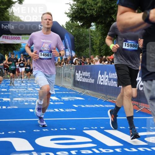 29.06.2025 - hella hamburg halbmarathon Strokosch-Dieckow http://msf.ph/oto/8502446 29.06.2025 10:52:29 Ziel 2670, 3715, 3952, 6561, 6562, 7178, 7232, 8371, 8661, 9145, 9739, 9876, 11689, 11791, 12450, 13015, 13051, 13211, 13301, 14561, 15001, 15144, 15980, 17997, 18982 meine-sportfotos.de