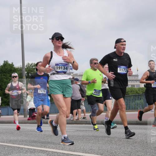 29.06.2025 - hella hamburg halbmarathon Luisa Fischer http://msf.ph/oto/8502466 29.06.2025 10:10:58 Kennedybrücke 214, 7476, 19134, 2032, 1173, 3328, 1079, 1173, 2032, 3328, 3922, 7019, 7476, 9338 meine-sportfotos.de