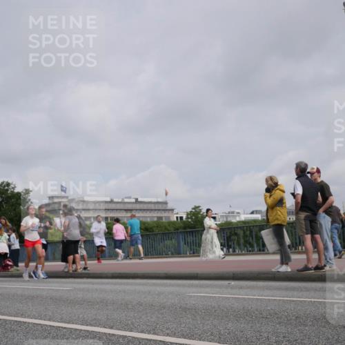 29.06.2025 - hella hamburg halbmarathon Luisa Fischer http://msf.ph/oto/8502492 29.06.2025 10:11:01 Kennedybrücke 16439, 701, 1079, 1173, 1427, 2032, 3328, 3922, 4228, 7019, 7476, 9338 meine-sportfotos.de