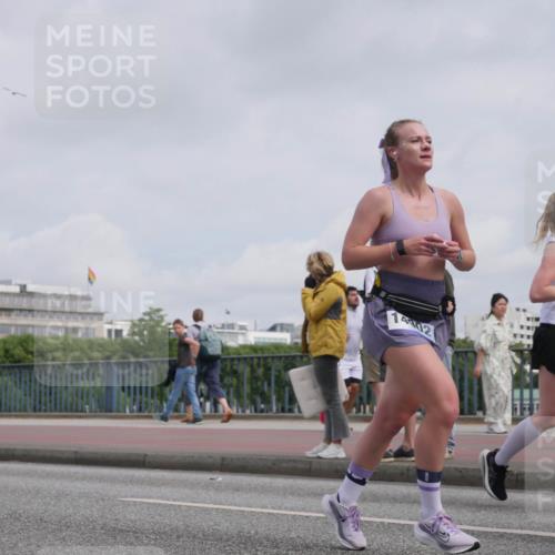 29.06.2025 - hella hamburg halbmarathon Luisa Fischer http://msf.ph/oto/8502498 29.06.2025 10:11:05 Kennedybrücke 14802, 701, 965, 20, 90, 1079, 1427, 3922, 4228, 6100, 7019 meine-sportfotos.de