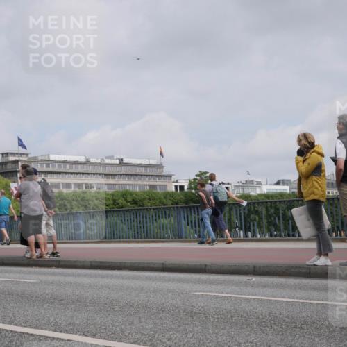 29.06.2025 - hella hamburg halbmarathon Luisa Fischer http://msf.ph/oto/8502501 29.06.2025 10:11:06 Kennedybrücke 4228, 1079, 1427, 3922, 4228, 6100, 7019 meine-sportfotos.de